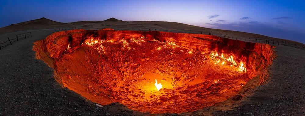 Darvaza gas crater, known as the “Gates of Hell,” Turkmenistan (Photo: Peter Wollinga / shutterstock) מכתש הגז דרוואזה (Darvaza, או Derweze), המכונה "שערי הגיהינום" (Door to Hell או Gates of Hell), טורקמניסטן.