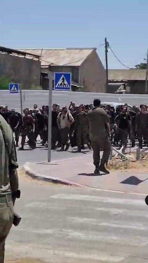 Dozens of soldiers from the Tzabar Battalion leaving the base (Photo: Use under Section 27A of the Copyright Law) עשרות לוחמי גבעתי נוטשים את בסיס שדה תימן