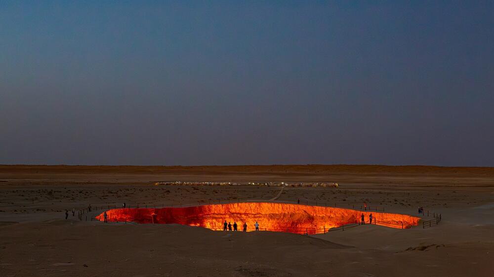 Photo: Peter Wollinga / shutterstock מכתש הגז דרוואזה (Darvaza, או Derweze), המכונה "שערי הגיהינום" (Door to Hell או Gates of Hell), בטורקמניסטן