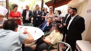 הנשיא הרצוג בכפר השיקומי     