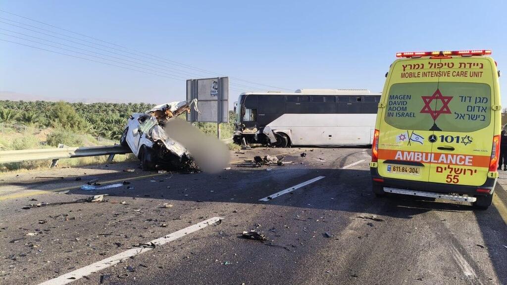 Место аварии (Фото: пресс-служба полиции) הרוג בתאונת דרכים בכביש 90 סמוך לצומת מסוף אלנבי