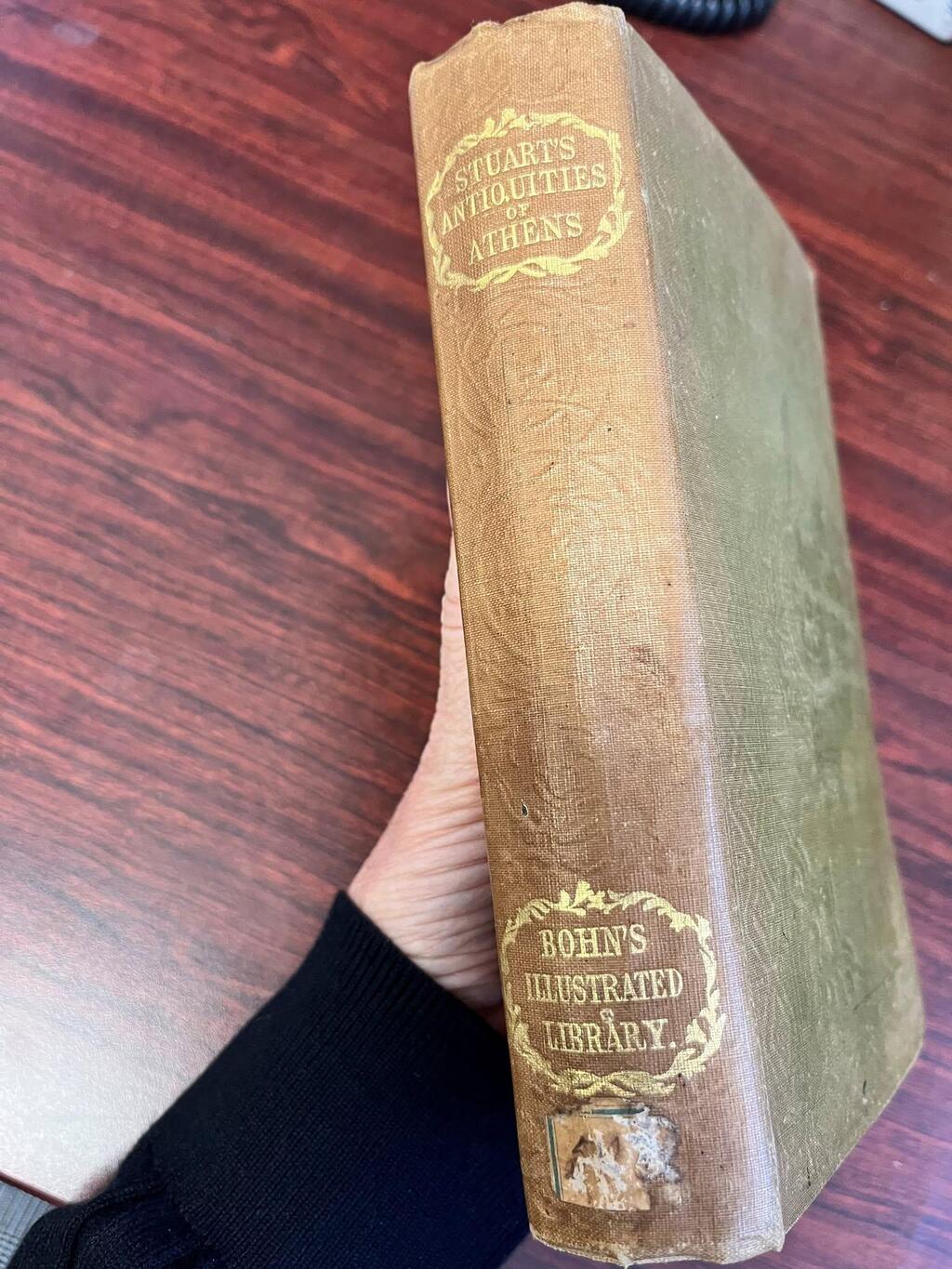 'Antiquities of Athens,' published in 1858 (Photo: Kiama Library/Facebook) הספר Antiquities of Athens שהוחזר לספריית קיאמה באוסטרליה