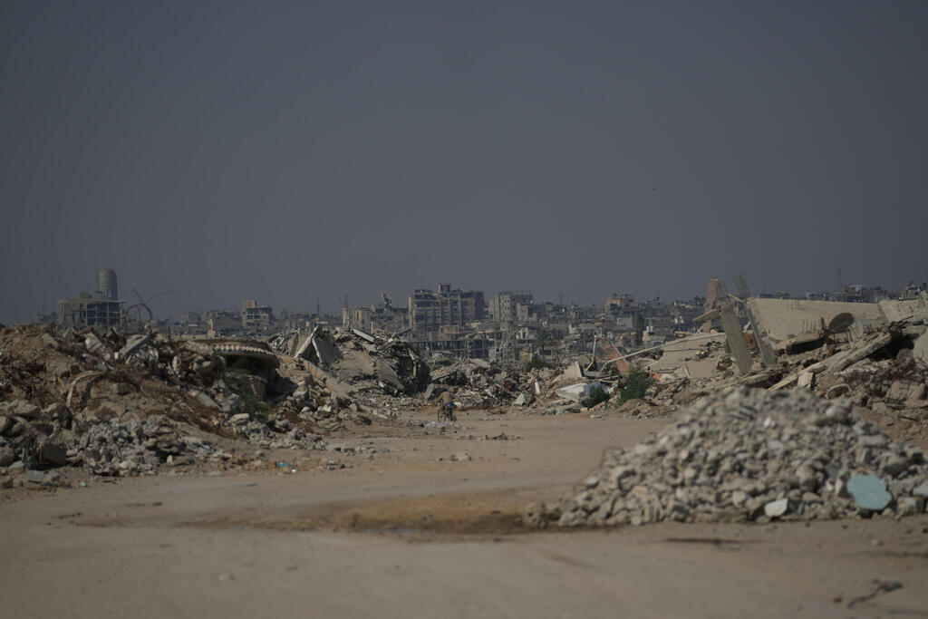 Gaza Strip. Where does the situation go from here? (Photo: AP Photo/Abdel Kareem Hana) אוהלים בין ההריסות ברצועת עזה