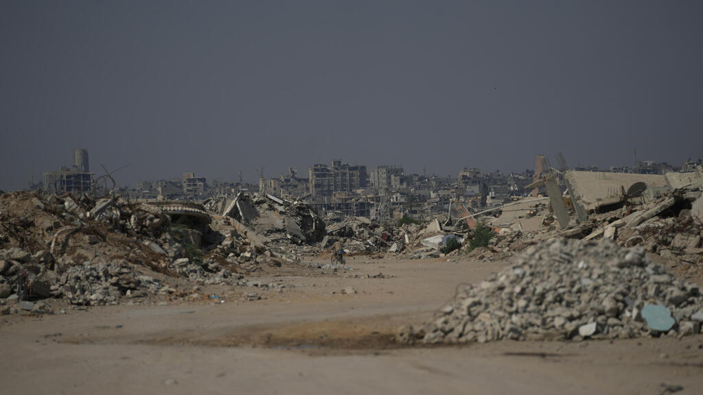 The ruins of buildings in Gaza (Photo: Abdel Kareem Hana/AP) אוהלים בין ההריסות ברצועת עזה