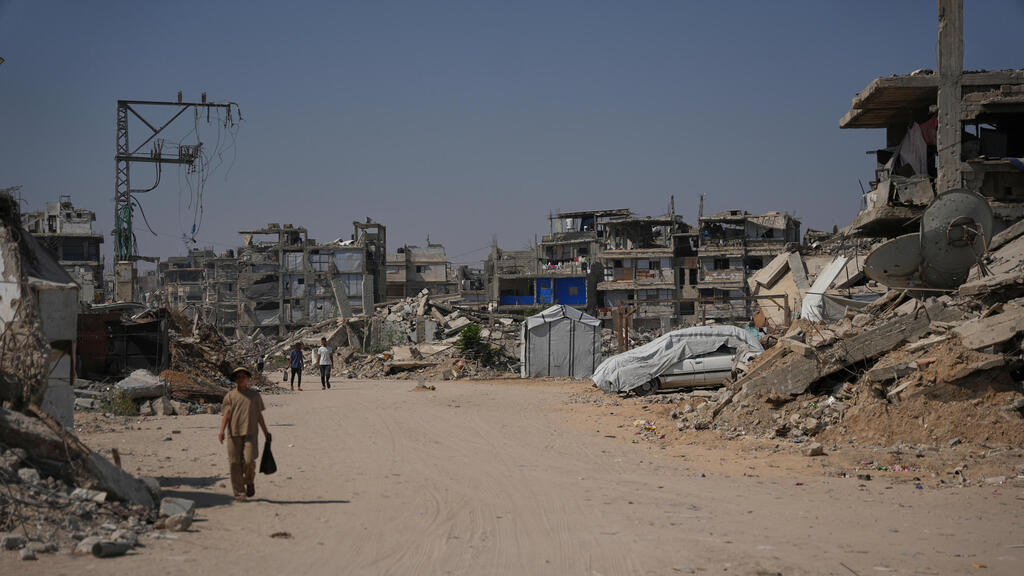 Gaza (Photo: Abdel Kareem Hana/AP) אוהלים בין ההריסות ברצועת עזה