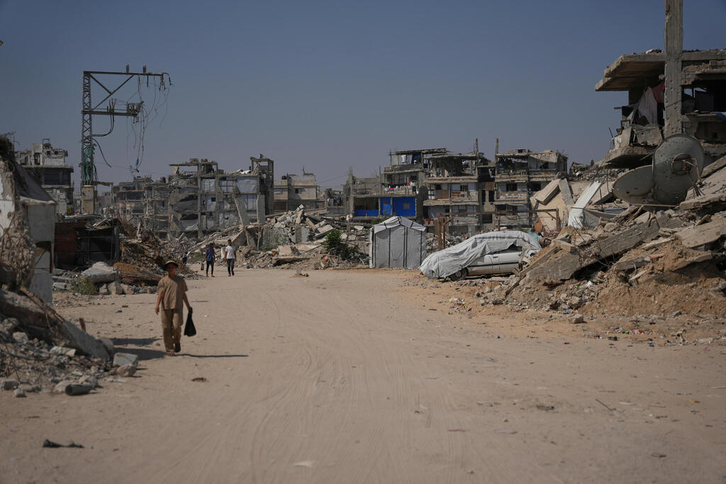 Gaza Strip (Photo: AP Photo/Abdel Kareem Hana) אוהלים בין ההריסות ברצועת עזה