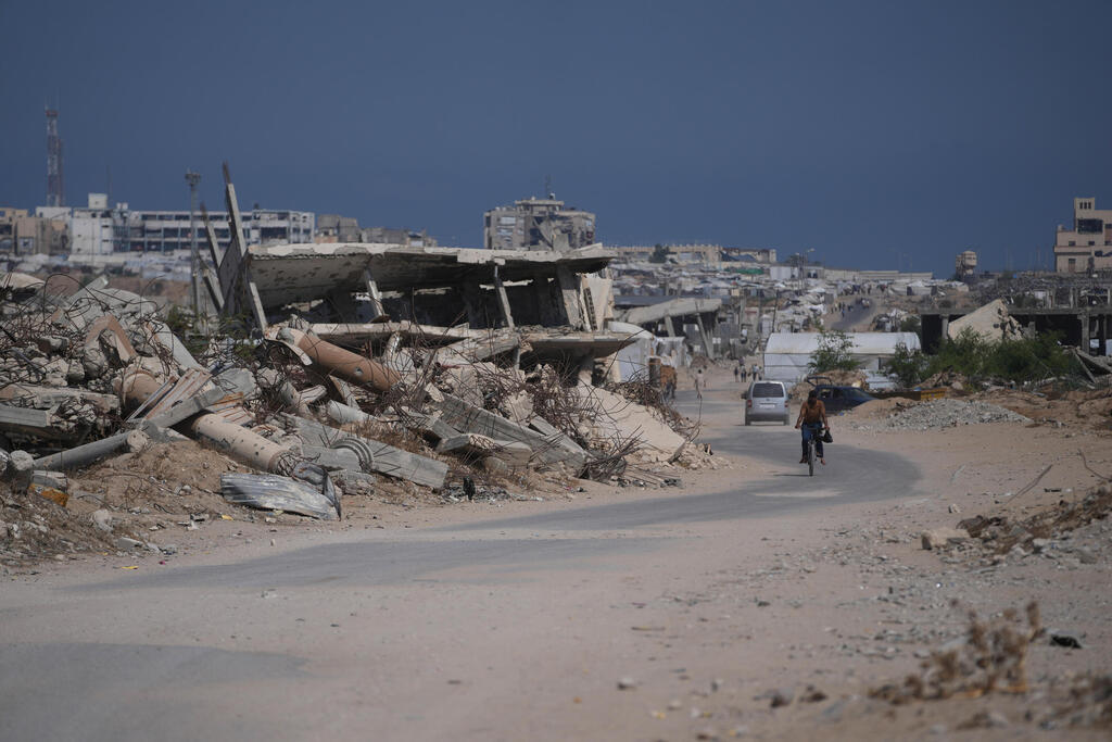 אוהלים בין ההריסות ברצועת עזה (צילום: AP Photo/Abdel Kareem Hana) אוהלים בין ההריסות ברצועת עזה