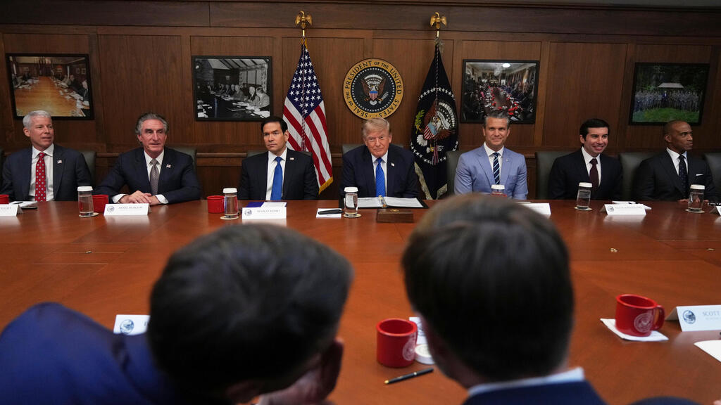 Совещания Трампа с кабинетом министров по поводу Ирана (Фото: AP Photo/Jacquelyn Martin) נשיא ארה"ב דונלד טראמפ בקמפ דיוויד בישיבת קבינט