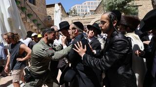 שוטרים מפזרים הפגנת חרדים בקפה הסמטה בירושלים