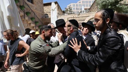 שוטרים מפזרים הפגנת חרדים בקפה הסמטה בירושלים