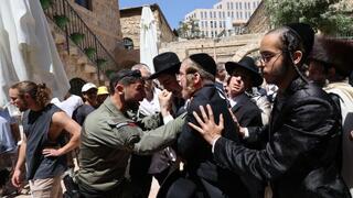 שוטרים מפזרים הפגנת חרדים בקפה הסמטה בירושלים