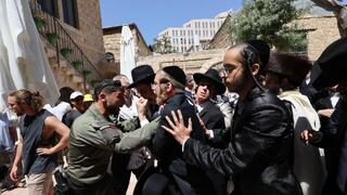 שוטרים מפזרים הפגנת חרדים בקפה הסמטה בירושלים