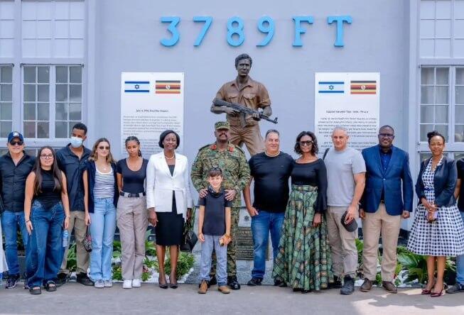 Uganda’s military chief Muhoozi Kainerugaba, the president’s son, unveils a statue of Yoni Netanyahu at Entebbe Airport’s old terminal (Photo: Kampala Post) מפקד צבא אוגנדה מוהוזי קיינרוגבה, בנו של שליט המדינה, חנך פסל של יוני נתניהו בטרמינל הישן בנמל התעופה באנטבה
