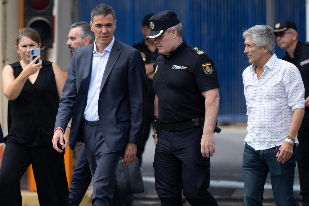 Pedro Sánchez visits Ceuta as police deploy a maritime barrier to prevent illegal crossings from Morocco (Photo: JORGE GUERRERO / AFP) סאוטה