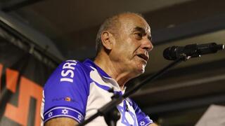יום טוב סמיה בעצרת מחאה בכיכר הבימה של התנועה לאיכות השלטון בקריאה להקים ועדת חקירה ממלכתית למחדל השבעה באוקטובר