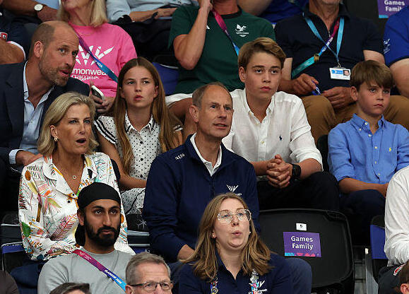 "אבא, אנחנו ממש רוצים הביתה" (צילום: Molly Darlington/Getty Images) הנסיכים ג'ורג' שרלוט לואי