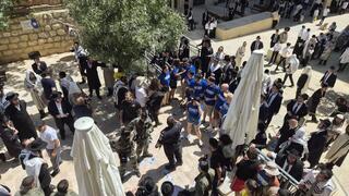 שוטרים מפזרים הפגנת חרדים בקפה הסמטה בירושלים