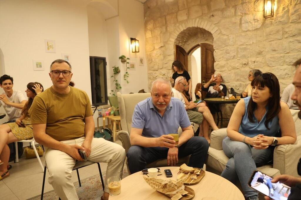 Yisrael Beitenu Chairman Avigdor Liberman (center) visits Café Basimta in Jerusalem to show support for the business amid protests over its decision to remain open on the Sabbath (Photo: Alex Kolomoisky) שוטרים מפזרים הפגנת חרדים בקפה הסמטה בירושלים