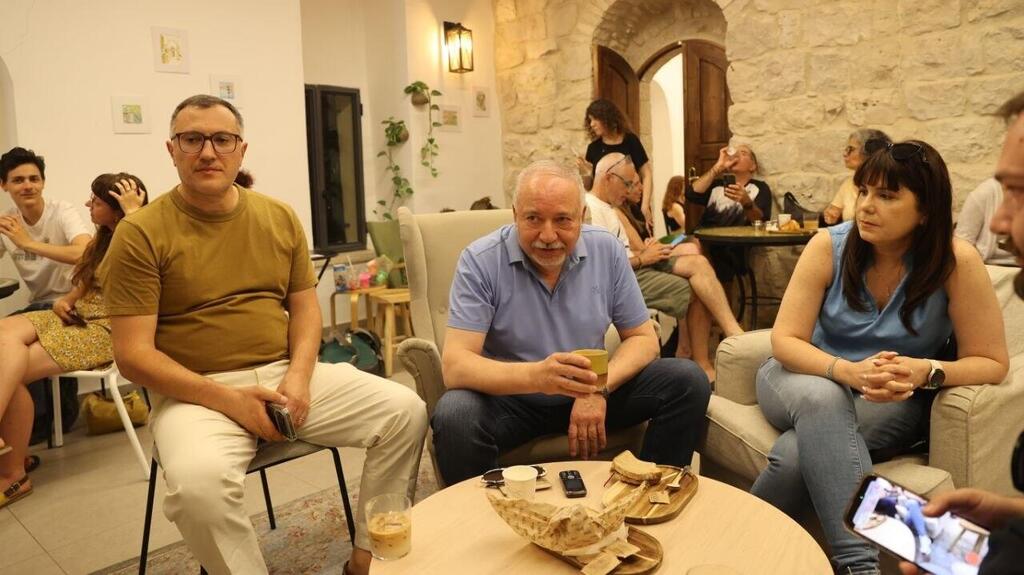 שוטרים מפזרים הפגנת חרדים בקפה הסמטה בירושלים