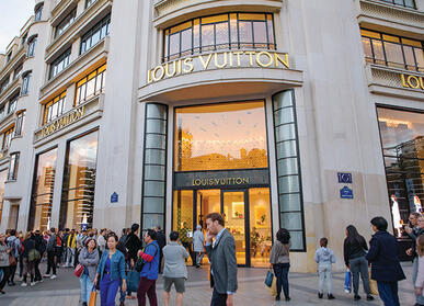 Louis Vuitton store on the Champs-Élysées in Paris (Photo: Mo Wu, Shutterstock) חנות לואי ויטון בשאנז אליזה בפריז