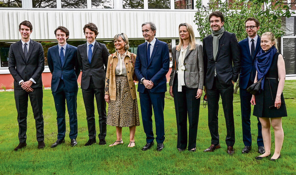 The royal family of the business world: Bernard Arnault (center) with his family (Photo: DENIS CHARLET, AFP) משפחת המלוכה של עולם העסקים. בראנר ארנו (במרכז) והמשפחה