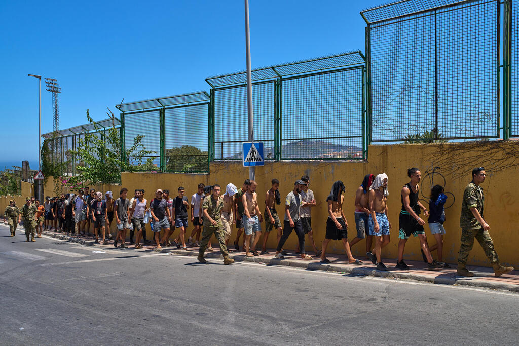 Migrants who crossed from Morocco return to their country from Ceuta, Spain (Photo: AP Photo/Bernat Armangue) מהגרים שחצו מ מרוקו חוזרים לארצם מ סאוטה, ספרד