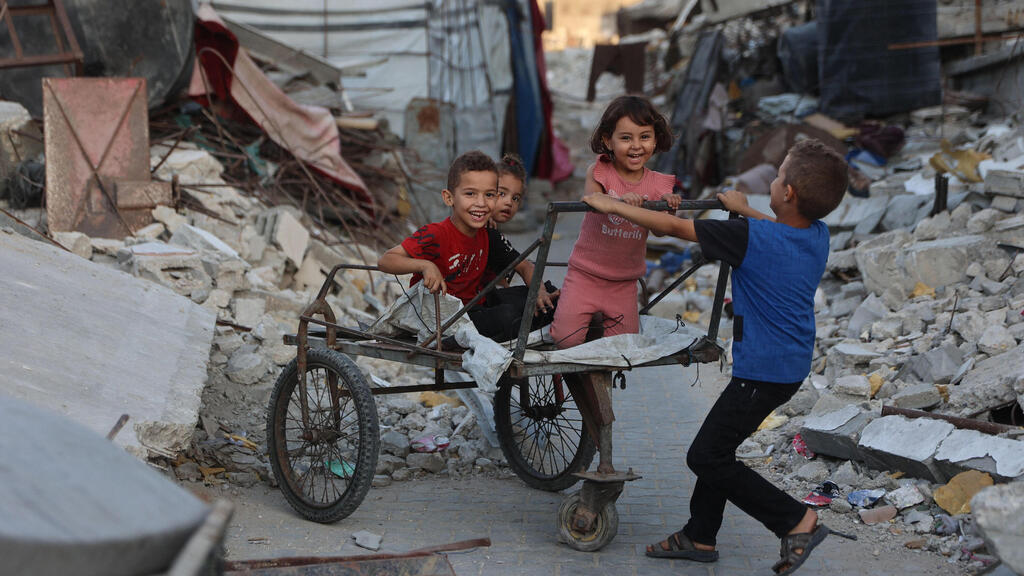 Palestinian children in Jabaliya (Photo: Omar Al-Qattaa/ AFP) ג'באליה