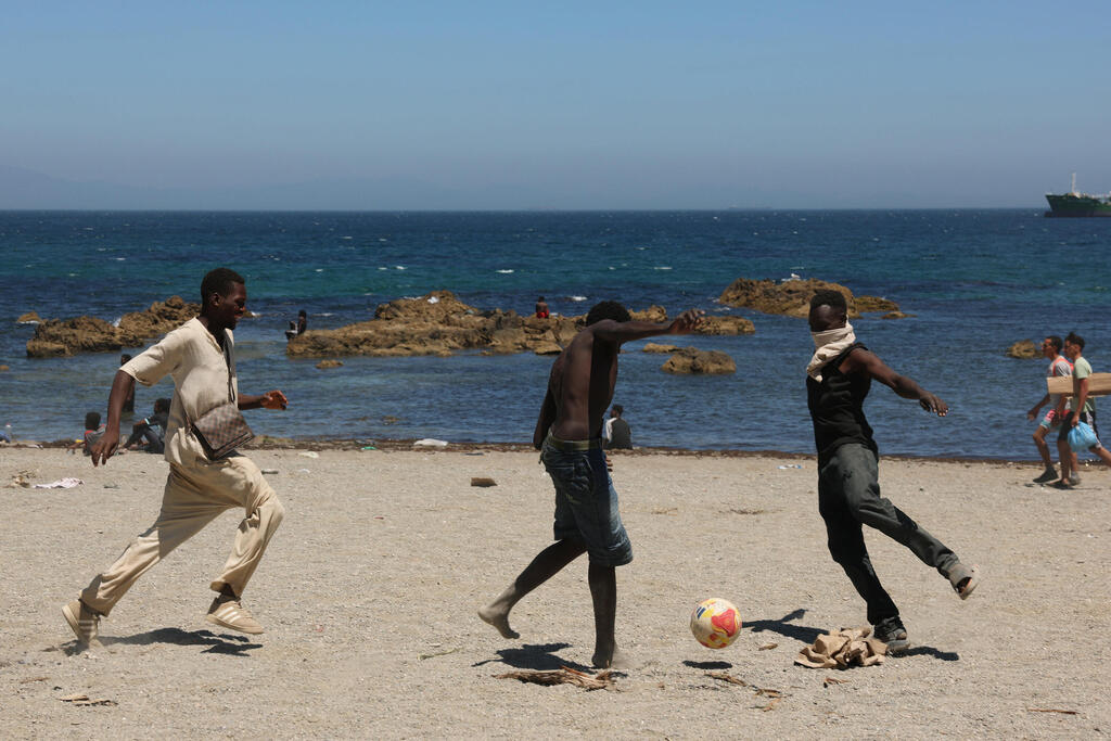 Playing and sleeping on the beach in Ceuta (Photo: REUTERS/Violeta Santos Moura) מהגרים מ מרוקו משחקים כדורגל ב סאוטה, ספרד