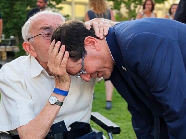 A Holocaust survivor plants a kiss on President Isaac Herzog's head at the Claims Conference's event on Holocaust remembrance in the age of AI (Photo: Office of the president spokesperson) A Holocaust survivor plants a kiss on President Isaac Herzog's head
