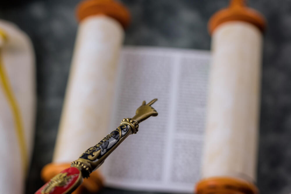 The Torah’s goal is not to turn every citizen into a police informant, but to prevent a culture where the gap between official rules and actual behavior becomes entrenched (Photo: Ungvar / Shutterstock) קריאה בתורה
