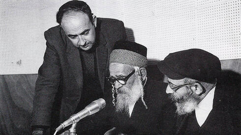 פרופ' שלמה מורג מקליט את הרבנים התימנים יוסף צדוק ויוסף עמר, במסגרת מפעל מסורות הלשון שייסד