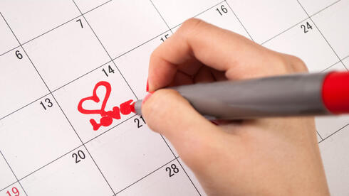 תפתחו יומנים. לא חייבים לקבוע במפורש "זמן לסקס", אפשר פשוט להגדיר מסגרת זמן שבה נמצאים יחד