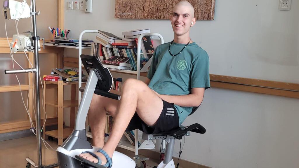 Omer Alon during treatment (Photo: Courtesy) עומר אלון אובחן עם סרטן במהלך טיול גדול במזרח הרחוק