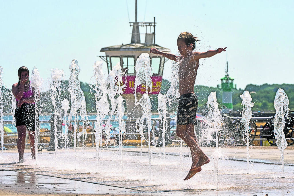 Trying to cool off during the heat wave in Germany (Photo: Michael Probst/AP) ניסיון להצטנן מגל החום שפקד את גרמניה