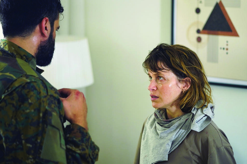 Alpern's character is held by a Nukhba terrorist on October 7 (Photo: Elia Spinopoulos, courtesy of Yes and +STING) דפי שושנה אלפרן ב"פאודה"