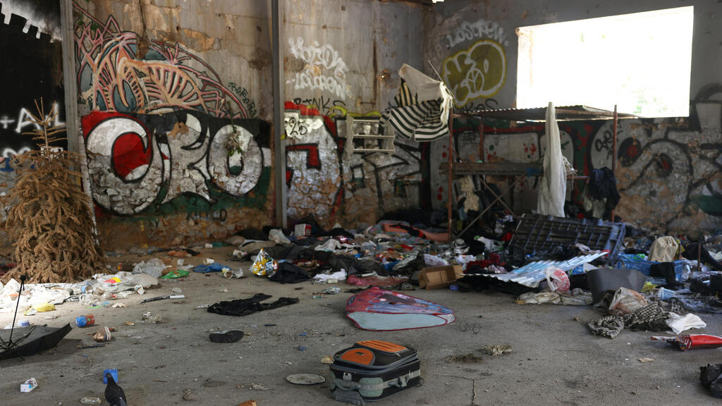 The abandoned Athens building where the body was found inside a suitcase (Photo: REUTERS/Louiza Vradi) בניין נטוש אתונה יוון שבה אותרה במזוודה גופתה של הבריטית אליזבת רוס