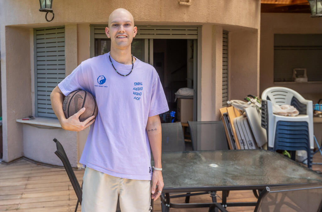 'I suddenly realized what a crazy whirlwind I was in.' Omer Alon was diagnosed with cancer (Photo: Ido Erez) עומר אלון אובחן עם סרטן במהלך טיול גדול במזרח הרחוק