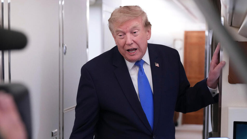 Trump aboard Air Force One (Photo: Jacquelyn Martin/AP) טראמפ מדבר עם כתבים באייר פורס 1