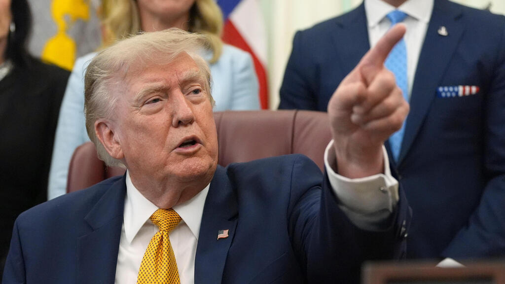 Трамп вновь говорит о "очень хороших переговорах" (Фото: AP Photo/Alex Brandon) טראמפ חותם על צו נשיאותי לעניין משפחות צבאיות
