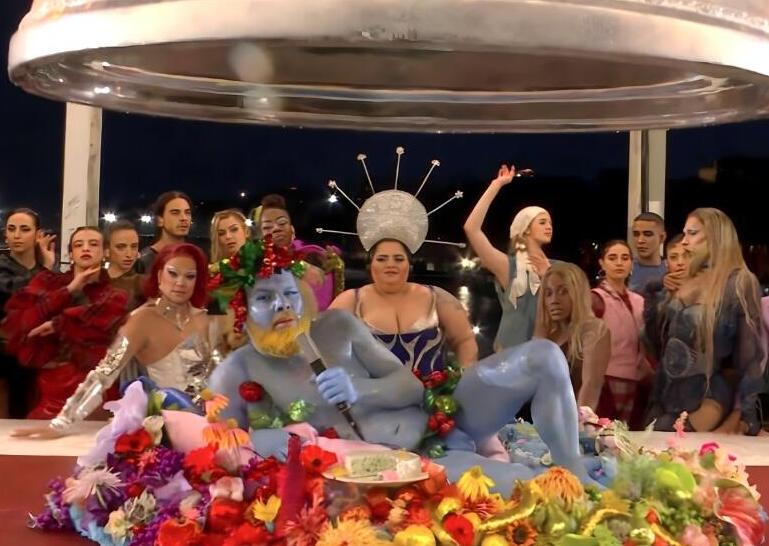 Butch (center) in a segment from the Olympics opening ceremony (Photo: Official X page of the Paris Olympics) סצנה מטקס הפתיחה באולימפיאדת פריז