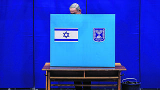 בנימין נתניהו מצביע במערכת הבחירות האחרונה