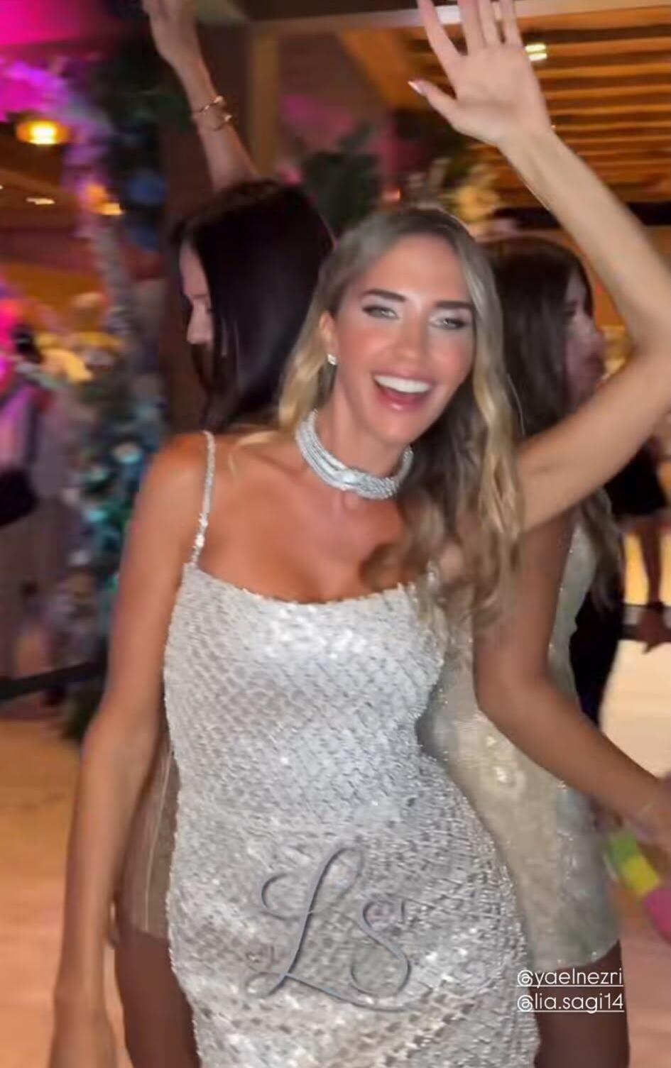 יעל נזרי בחגיגות בת המצווה של בתה ליה במיקונוס (צילום: מתוך עמוד האינסטגרם של מרינה קבישר) יעל נזרי בחגיגות בת המצווה של בתה ליה במיקונוס