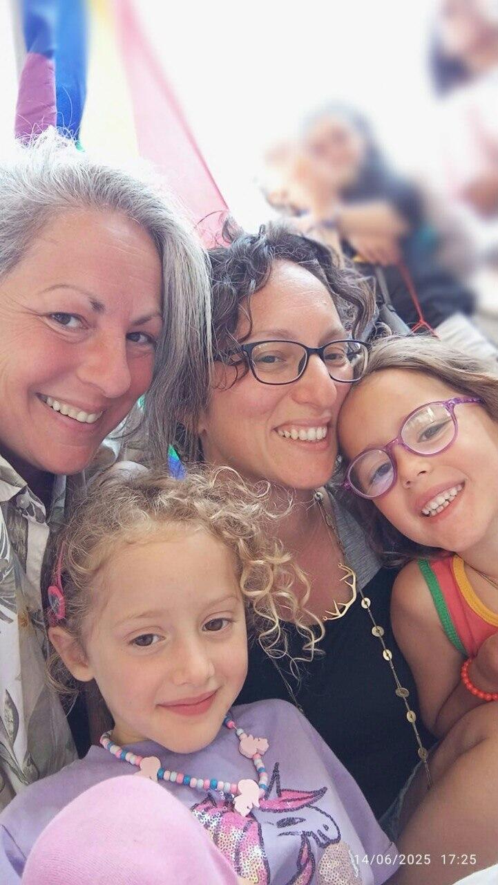 ‘Our trust was broken’: Anna, her partner and their two daughters אנה סיצ'אקס היגרה לפורטוגל עם זוגתה מורן