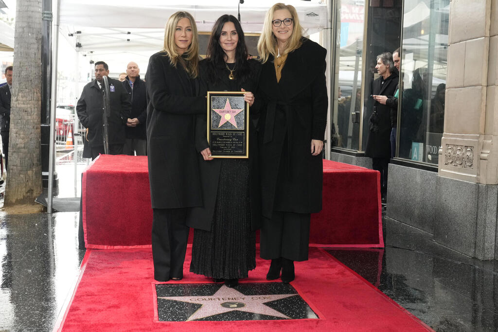 Lisa Kudrow and Jennifer Aniston at Courteney Cox’s Hollywood Walk of Fame ceremony (Photo: AP Photo/Damian Dovarganes) ליסה קודרו וג'ניפר אניסטון במעמד קבלת הכוכב של קורטני קוקס