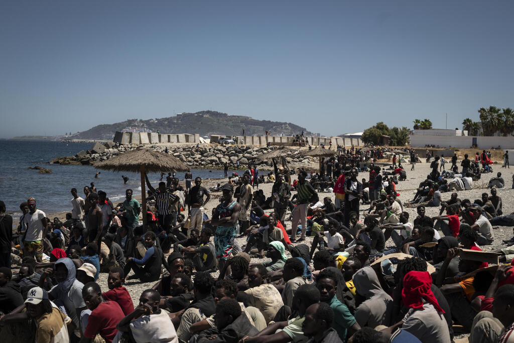 Crowds of migrants on the beach in Ceuta (Photo: Adri Salido/Getty Images Europe) Crowds of migrants on the beach in Ceuta