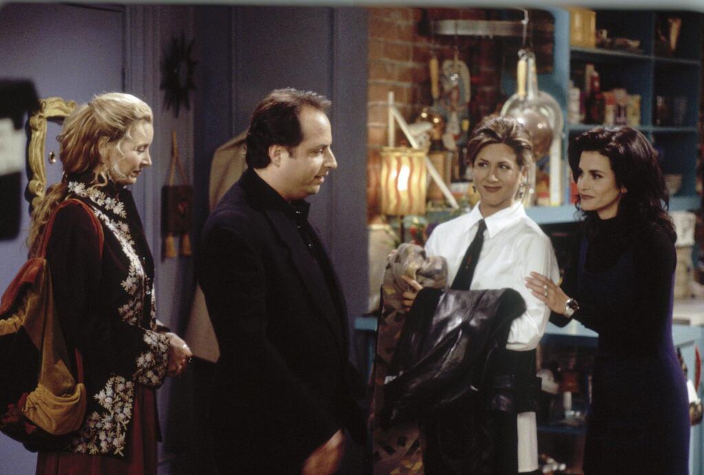 Jon Lovitz guest-starring on Friends (Screenshot: HBO) ג'ון לוביץ מתארח ב"חברים"
