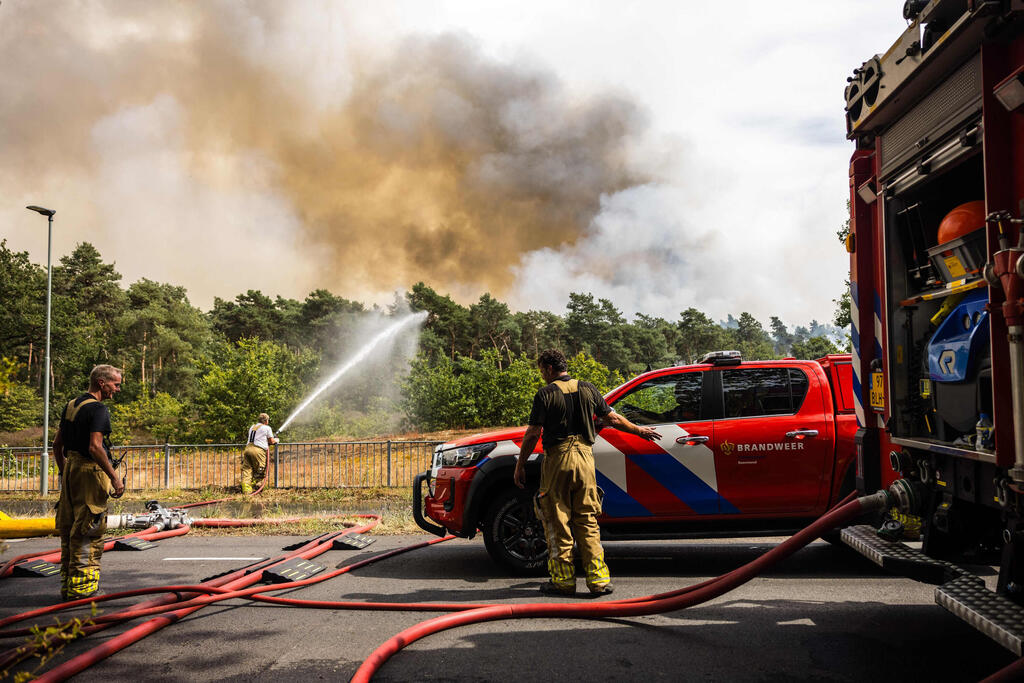 Firefighting efforts in Limburg, the Netherlands, where a campground was evacuated (Photo: ROB ENGELAAR / ANP / AFP) Firefighting efforts in Limburg, the Netherlands, where a campground was evacuated