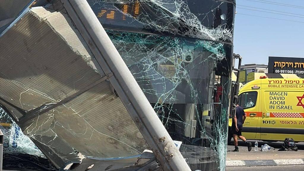 На месте ДТП в Ашкелоне (Публикуется в соответствии с п. 27 алеф Закона об авторских правах) זירת תאונת הדרכים באשקלון