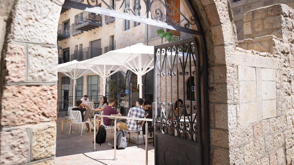 Cafe Basimta on Agrippas Street in Jerusaelem is open on Shabbat (Photo: Alex Kolomoisky) הכניסה לבית הקפה "בסמטה" בירושלים