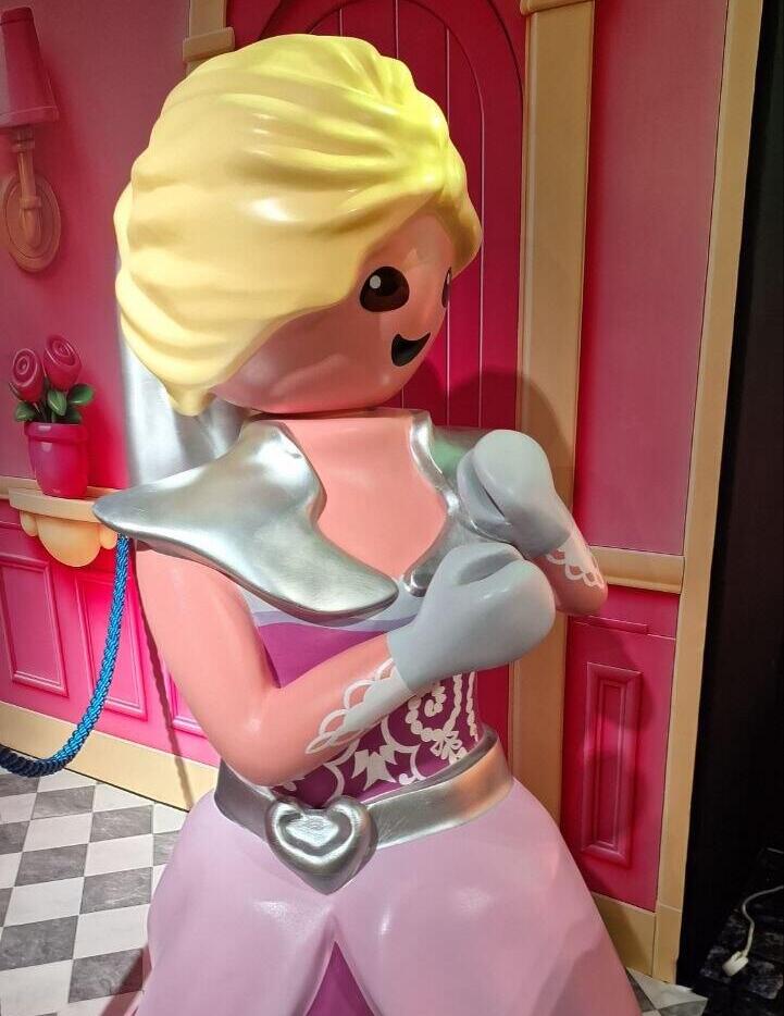 Высокая фигурка Playmobil на выставке (Фото: Анастасия Тадсон) Высокая фигурка Playmobil на выставке
